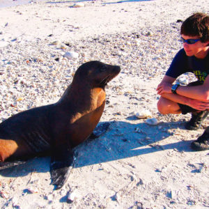 galapagos_lobo_marino_con_turista