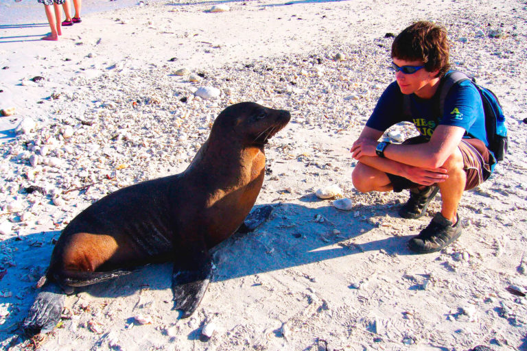 galapagos_lobo_marino_con_turista